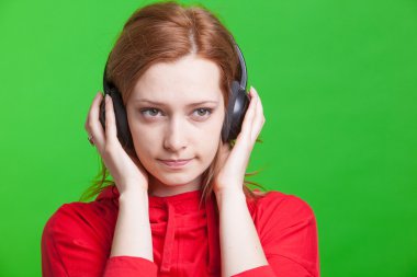 Kulaklıklı kadın müzik dinliyor..