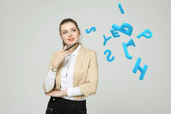 Frau arbeitet mit einer Reihe von Buchstaben, Schreibkonzept. — Stockfoto