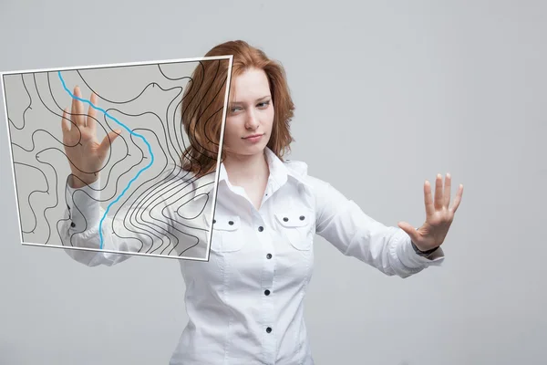 Έννοια συστήματα γεωγραφικών πληροφοριών, επιστήμονας γυναίκα που εργάζεται με φουτουριστικό Gis διεπαφή σε μια διαφανή οθόνη. — Φωτογραφία Αρχείου