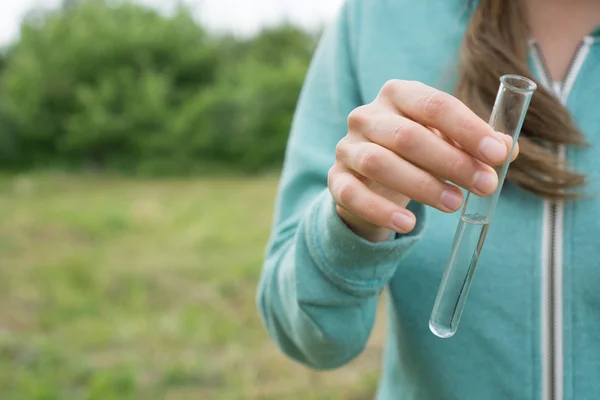 Essai de pureté de l'eau, liquide dans la verrerie de laboratoire — Photo