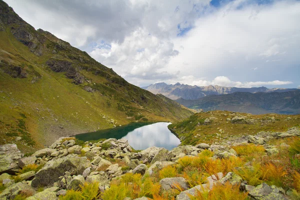 Bergsee in Abchasien. Kaukasus. — Stockfoto