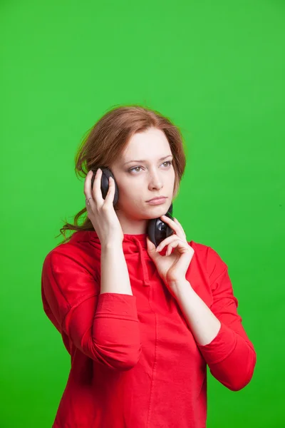 Mujer con auriculares escuchando música. —  Fotos de Stock