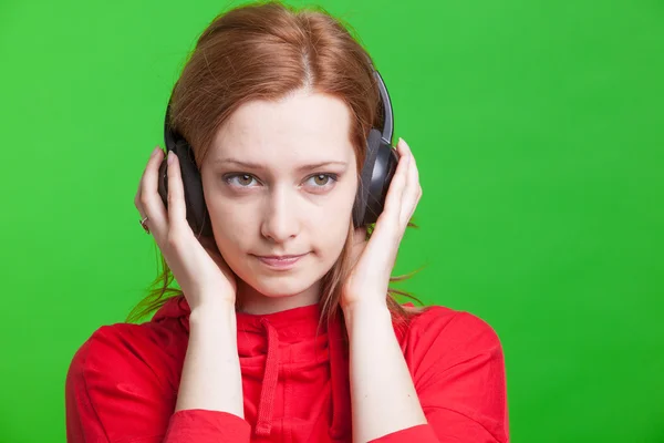 Mujer con auriculares escuchando música. — Foto de Stock