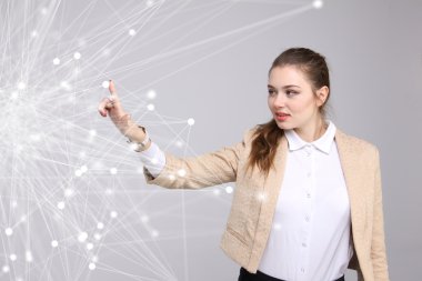 Dünya çapında ağ veya kablosuz Internet bağlantısı fütüristik konsept. Bağlantılı noktalar ile çalışan kadın.