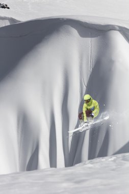 Dağlardaki atlama kayak binici. Ekstrem Kayak freeride spor.