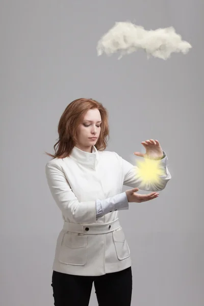 Mujer joven y sol brillando detrás de las nubes, computación en nube o concepto del tiempo —  Fotos de Stock