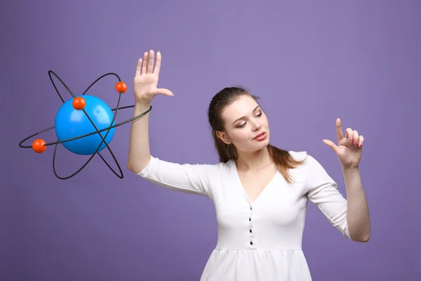 Ilmuwan wanita dengan model atom, konsep penelitian — Stok Foto
