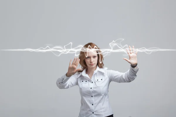 Mulher fazendo efeito mágico - relâmpago flash. O conceito de eletricidade, alta energia . — Fotografia de Stock