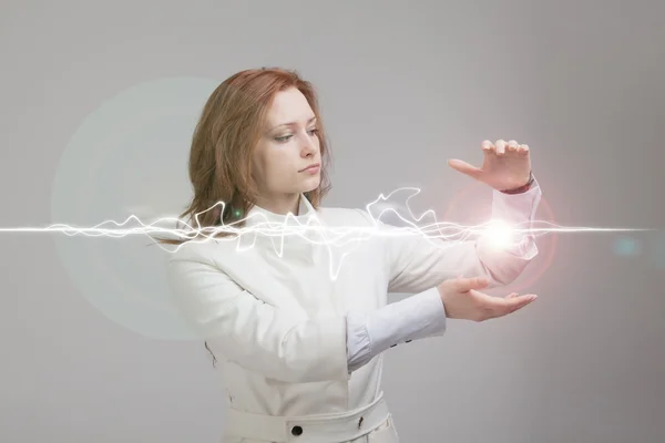 Frau, die magische Wirkung - Blitz. das Konzept der Elektrizität, hohe Energie. — Stockfoto