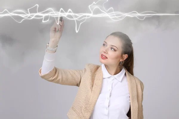 Kadın yapma etkisi magic - yıldırım flash. Elektrik, yüksek enerji kavramı. — Stok fotoğraf