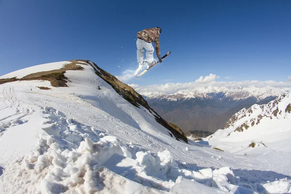 Jeździec narciarskie skoki na góry. Ekstremalne nart freeride sportu. — Zdjęcie stockowe
