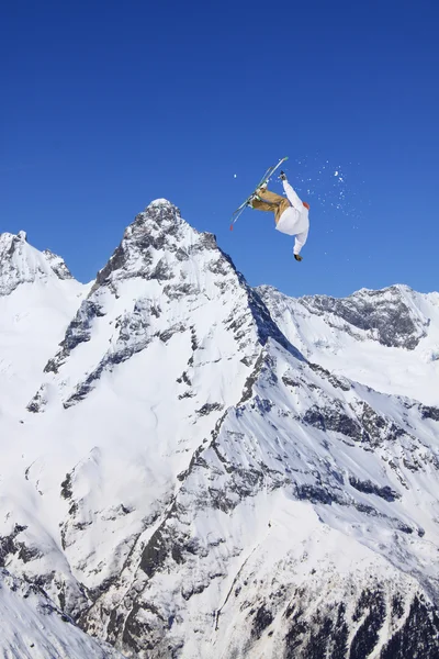 Ski rider springen op de bergen. Extreme freeride skisport. — Stockfoto