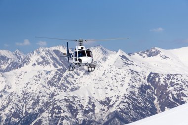 Beyaz kurtarma helikopteri dağlarda