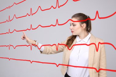 Kardiyogram hatları ile çalışan doktor kadın