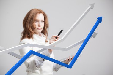 İş kadını ile büyüme Grafiği gri arka plan üzerinde çalışma