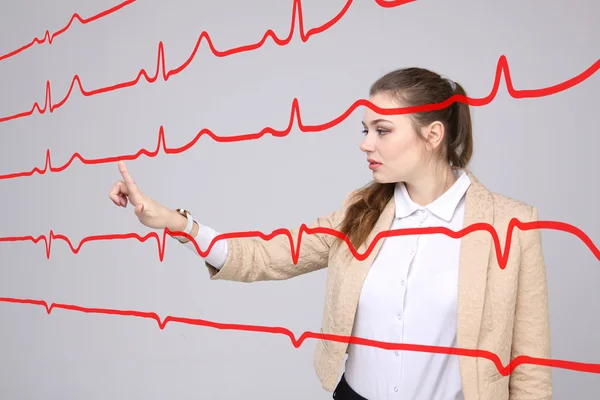 Médecin femme travaillant avec des lignes de cardiogramme — Photo