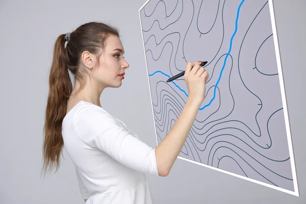 Geografische informatie systemen concept, vrouw wetenschapper werken met futuristische Gis-interface op een transparante scherm. — Stockfoto