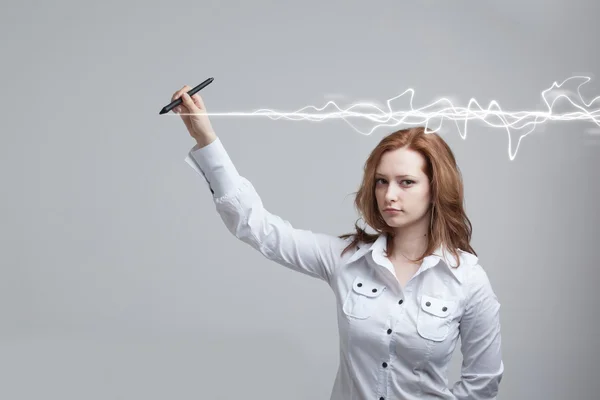 Mujer haciendo efecto mágico - relámpago flash. El concepto de copywriting o escritura . — Foto de Stock