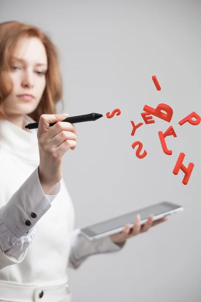 Vrouw die werkt met een reeks van brieven, schrijven concept. — Stockfoto