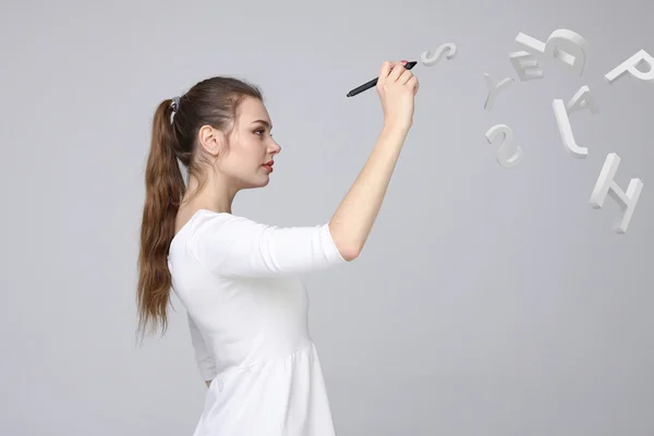 Frau arbeitet mit einer Reihe von Buchstaben, Schreibkonzept. — Stockfoto