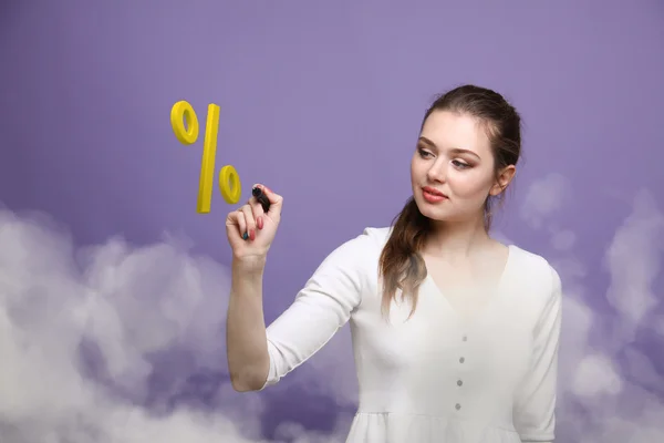 Mujer mostrando el símbolo del porcentaje. Depósito bancario o concepto de venta . — Foto de Stock