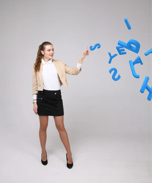 Mujer que trabaja con un conjunto de letras, concepto de escritura . —  Fotos de Stock