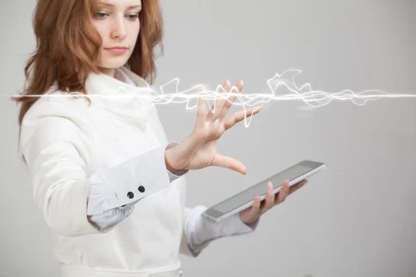 Mujer haciendo efecto mágico - relámpago flash. El concepto de electricidad, alta energía . — Foto de Stock