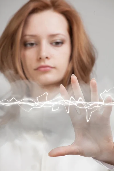 Mulher fazendo efeito mágico - relâmpago flash. O conceito de eletricidade, alta energia . — Fotografia de Stock