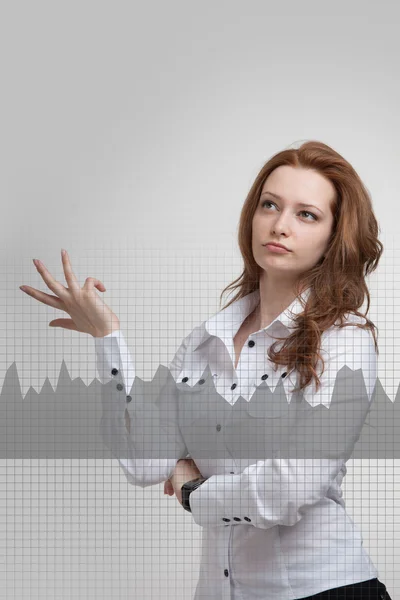 Mujer joven trabajando con gráfico gráfico. Tecnologías futuras para las empresas, concepto de mercado de valores — Foto de Stock