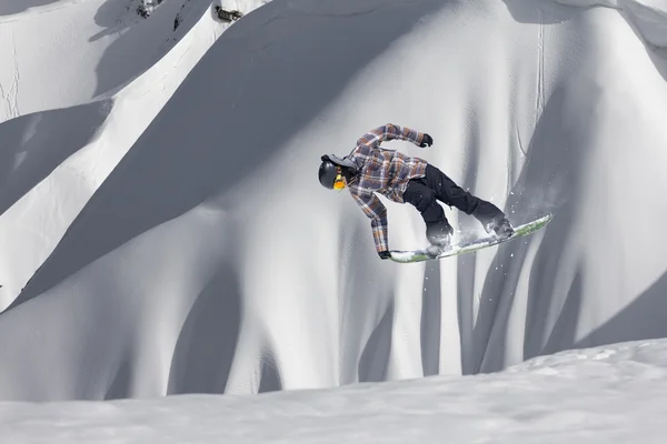 Snowboardrijder springt op bergen. Extreme snowboard freeride sport. — Stockfoto