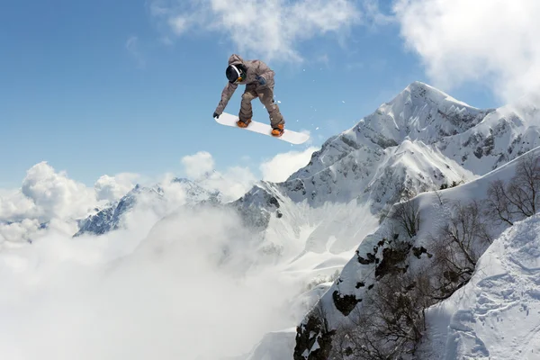 Snowboardrijder springt op bergen. Extreme snowboard freeride sport. — Stockfoto