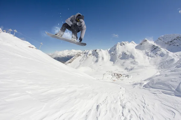 Snowboard rider saltando en las montañas. Extremo snowboard freeride sport. —  Fotos de Stock