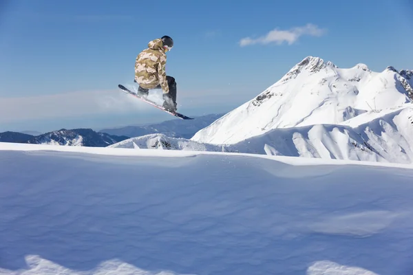 Snowboard rider saltando en las montañas. Extremo snowboard freeride sport. —  Fotos de Stock