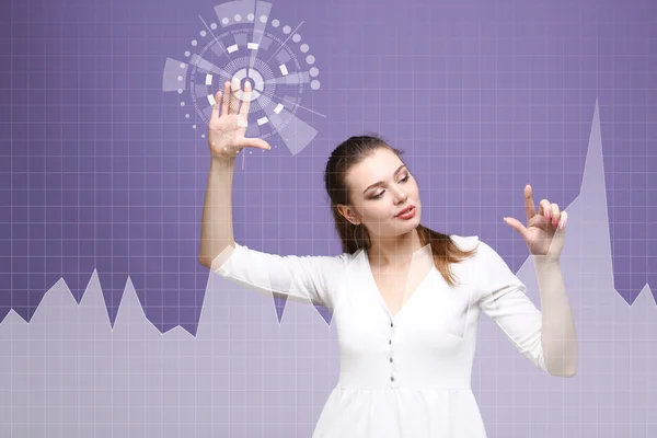 Junge Frau, die mit Diagrammdiagramm arbeitet. Zukunftstechnologien für Unternehmen, Börsenkonzept — Stockfoto