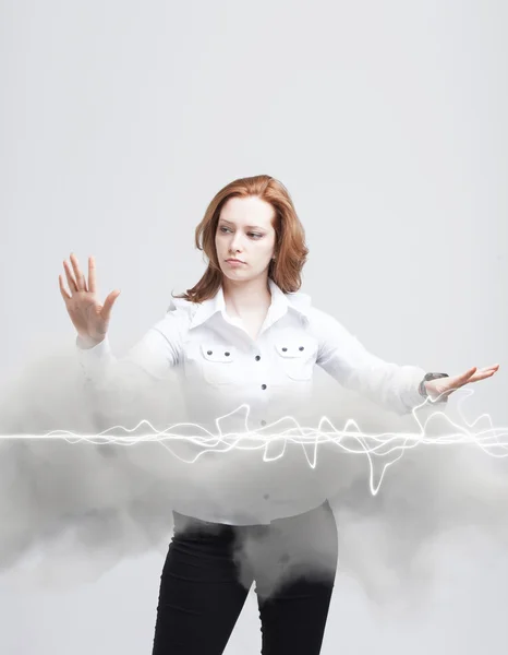Kvinna att göra magiska effekt - flash lightning. Begreppet el, hög energi. — Stockfoto