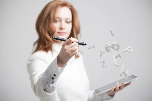 Mujer que trabaja con un conjunto de letras, concepto de escritura . — Foto de Stock