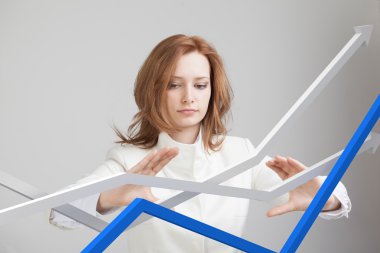 İş kadını ile büyüme Grafiği gri arka plan üzerinde çalışma