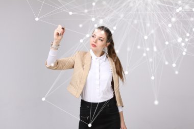 Dünya çapında ağ veya kablosuz Internet bağlantısı fütüristik konsept. Bağlantılı noktalar ile çalışan kadın.