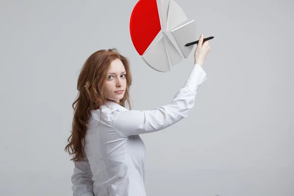 La mujer muestra un gráfico circular, diagrama circular. Concepto de análisis empresarial . — Foto de Stock