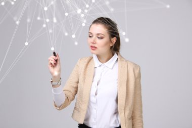Dünya çapında ağ veya kablosuz Internet bağlantısı fütüristik konsept. Bağlantılı noktalar ile çalışan kadın.