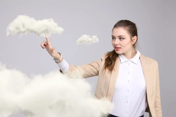 Junge Frau und Wolke, Wettervorhersagekonzept. — Stockfoto