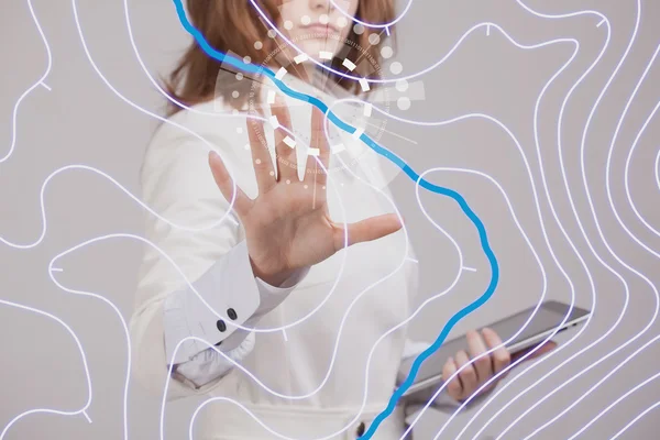 Conceito de sistemas de informação geográfica, mulher cientista trabalhando com interface GIS futurista em uma tela transparente . — Fotografia de Stock