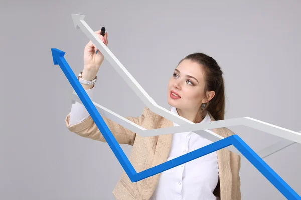 Geschäftsfrau arbeitet mit Wachstumsdiagramm auf grauem Hintergrund Stockbild