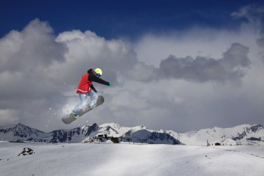 Snowboard yüksek dağlarda atlar.