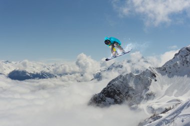 Snowboard yüksek dağlarda atlar.