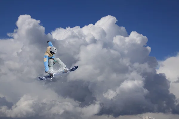 Snowboarder ugrik magas hegyekben. — Stock Fotó