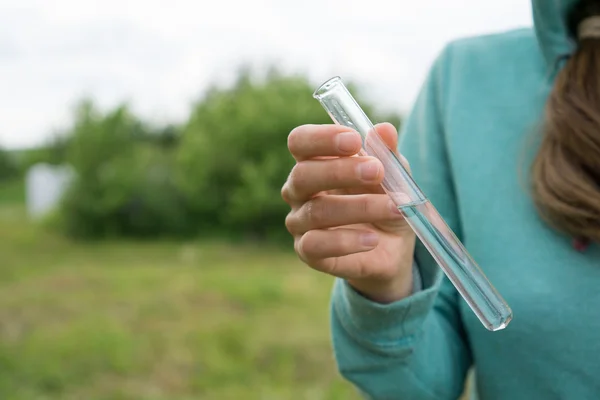 Test di purezza dell'acqua, liquido in vetreria da laboratorio — Foto Stock