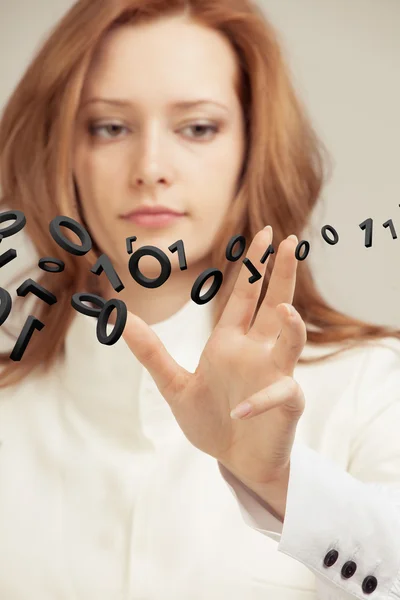 Frau, die mit binärem Code arbeitet, Konzept der digitalen Technologie. — Stockfoto
