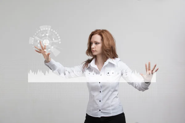 Mujer joven trabajando con gráfico gráfico. Tecnologías futuras para las empresas, concepto de mercado de valores —  Fotos de Stock