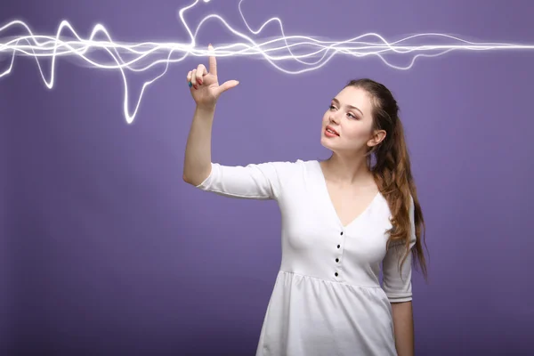 Femme faisant effet magique - éclair éclair. Le concept d'électricité, de haute énergie . — Photo
